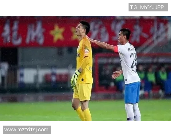 国安与上港激战引发争议球迷热议裁判判罚与比赛表现